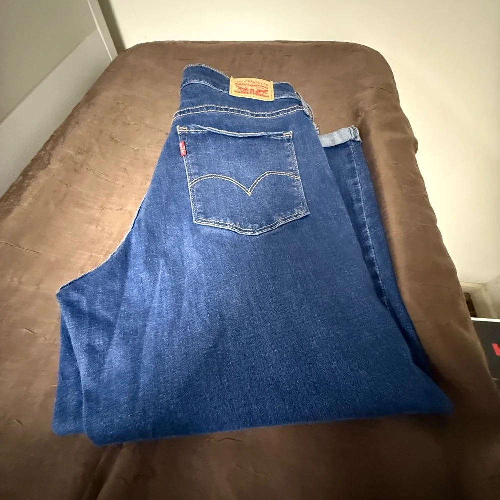 Levi's Deep Blue Denim Capris - Picture 1 of 3
